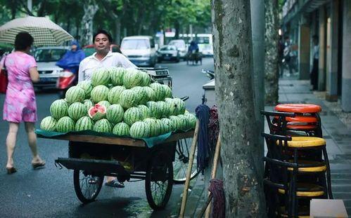 女子路边吃瓜,女子路边悠闲品尝,诠释夏日休闲生活