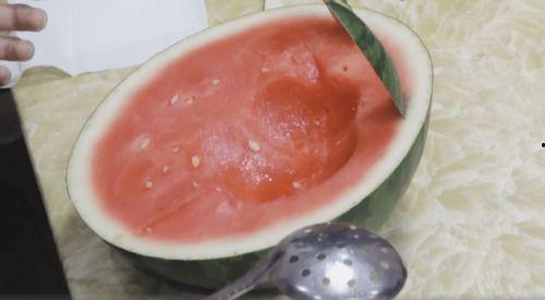 用漏勺吃瓜,趣味盎然的吃瓜新体验